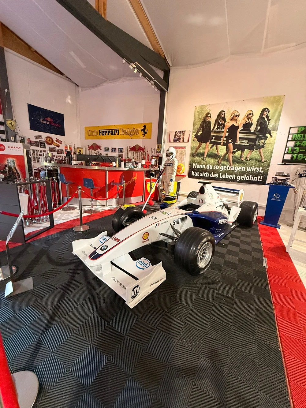 Royal Legacy Motorsport Heritage — historisches Rennfahrzeug in der Ausstellungsvorbereitung