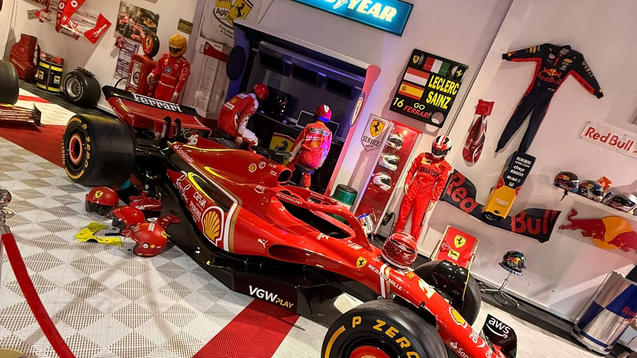 Sammlungshalle mit historischen Motorsport-Fahrzeugen als Veranstaltungsfläche