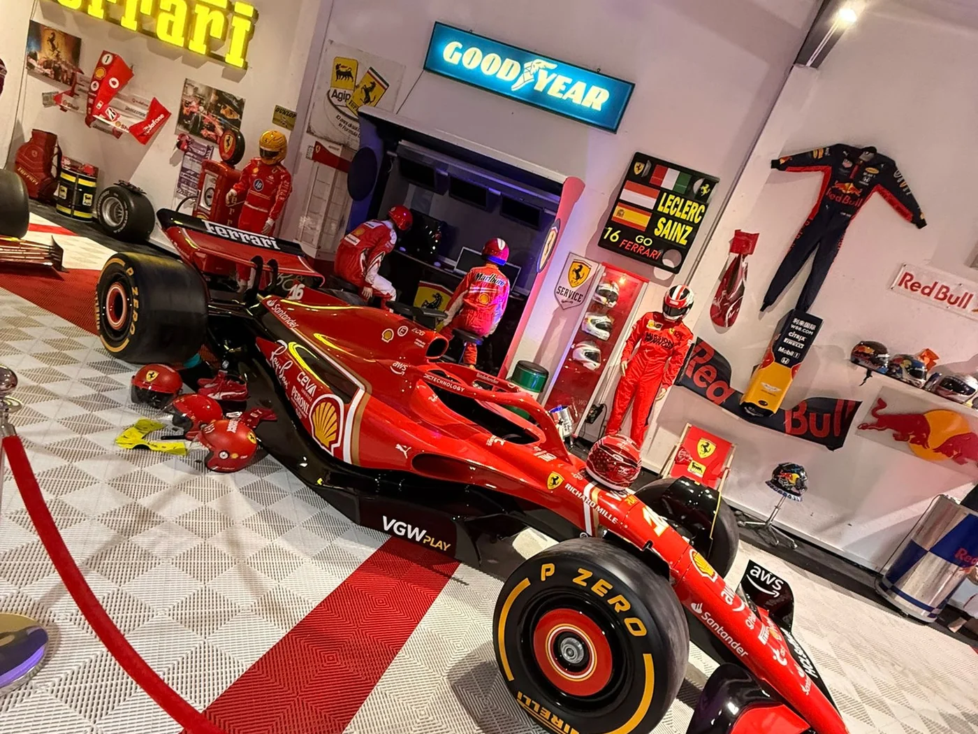 Kuratierte Museumsfläche mit historischen Motorsport-Exponaten