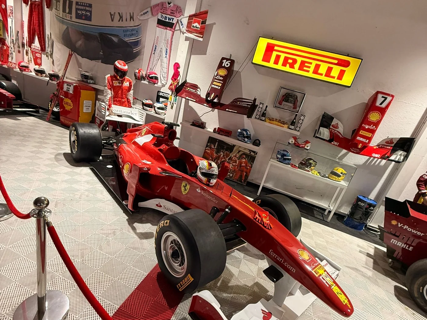 Ferrari F1 · Pirelli-Ära — Exponat der Royal Legacy Motorsport Heritage Kollektion