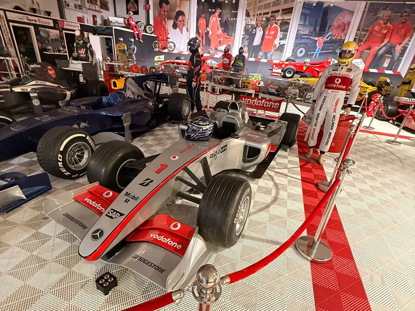 McLaren-Mercedes · Vodafone — Exponat der Royal Legacy Motorsport Heritage Kollektion