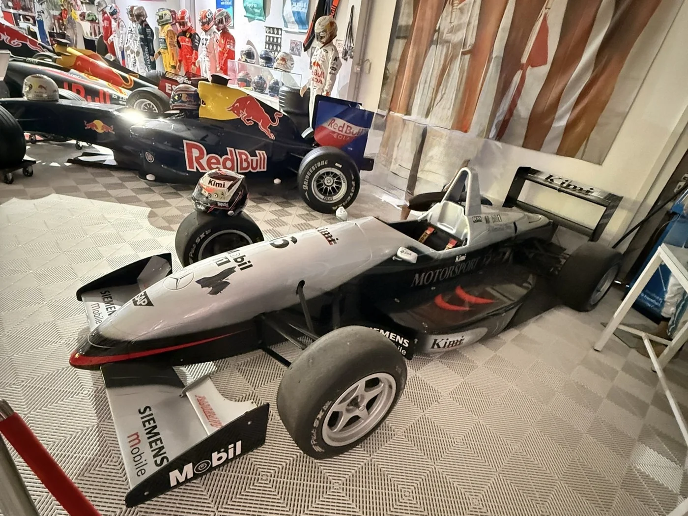 McLaren-Mercedes · Silber-Weiß-Ära — Exponat der Royal Legacy Motorsport Heritage Kollektion