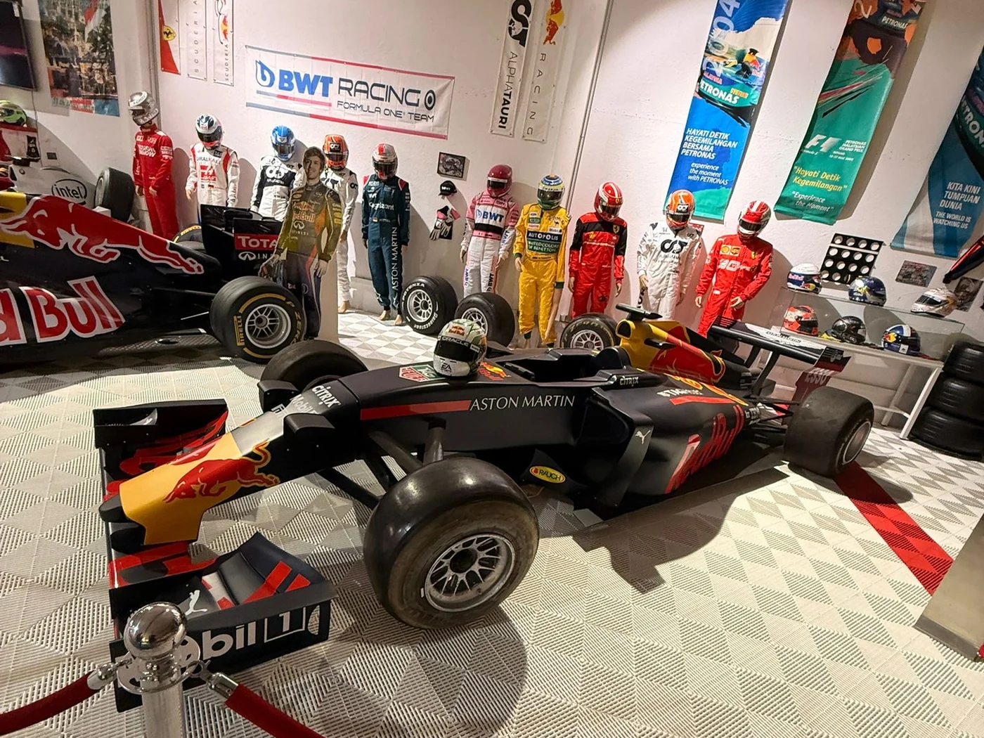 Red Bull Racing · Aston-Martin-Ära — Exponat der Royal Legacy Motorsport Heritage Kollektion