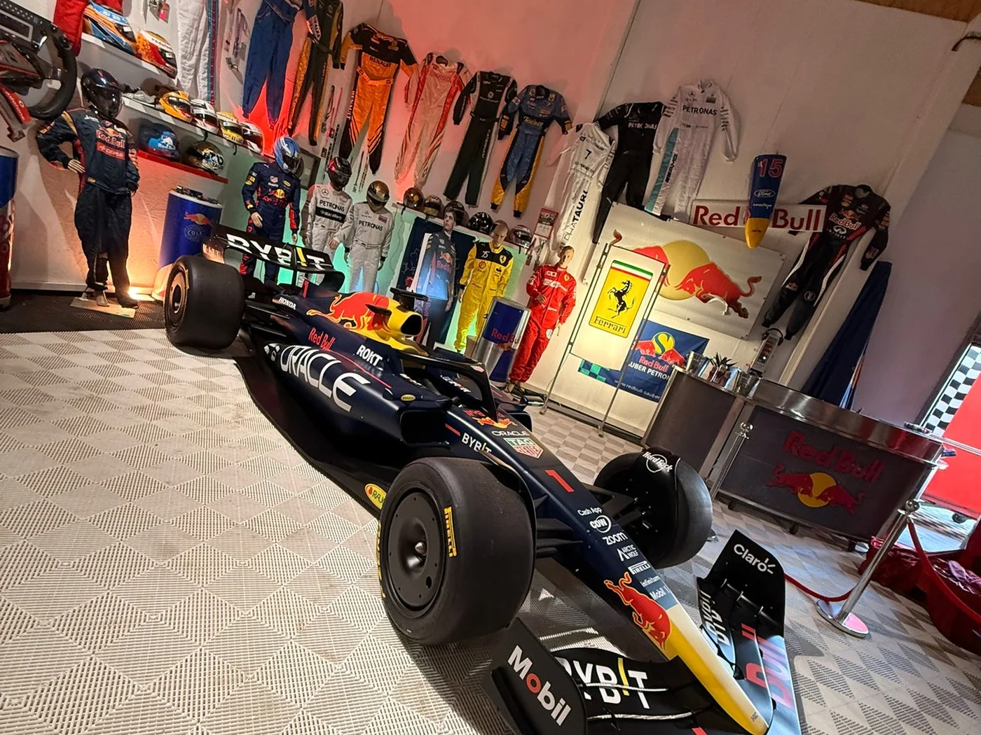 Red Bull Racing · aktuelle Ära — Exponat der Royal Legacy Motorsport Heritage Kollektion