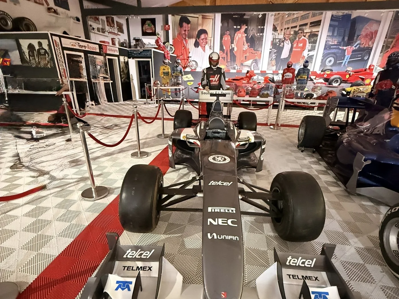 Sauber F1 · Telcel — Exponat der Royal Legacy Motorsport Heritage Kollektion