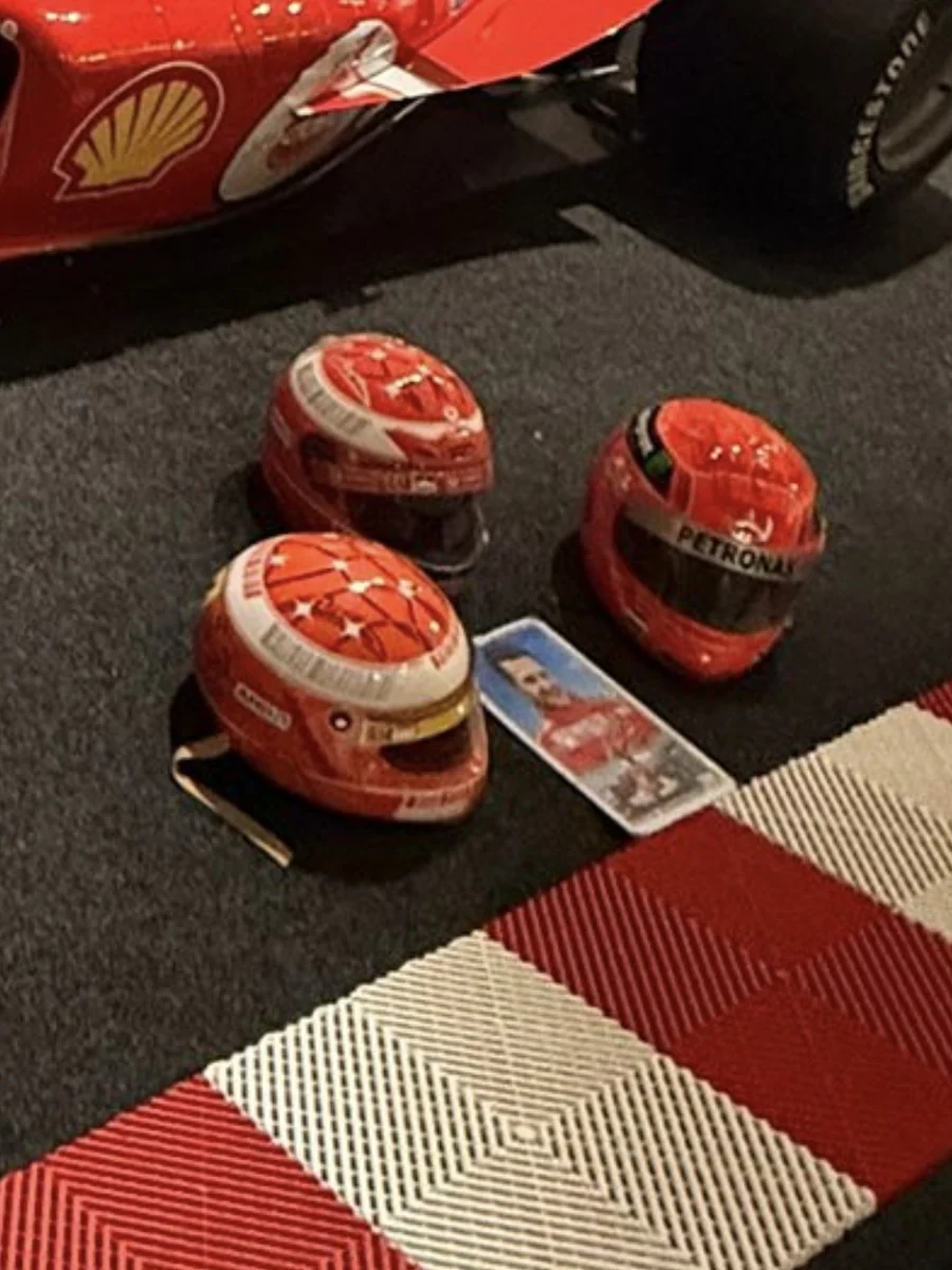 Renngetragene Helme der Sammlung — Kollektion Royal Legacy Motorsport Heritage