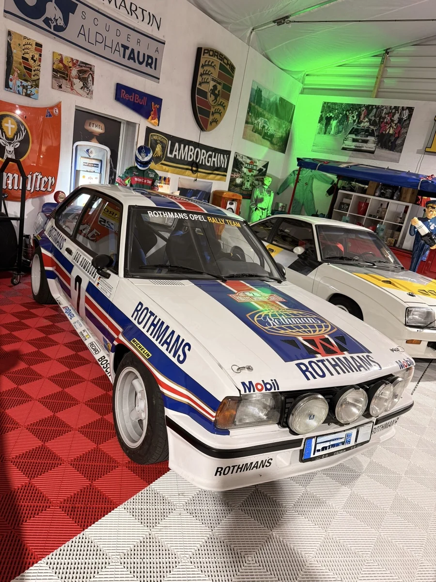 Opel Ascona 400 in Rothmans-Lackierung — Kollektion Royal Legacy Motorsport Heritage