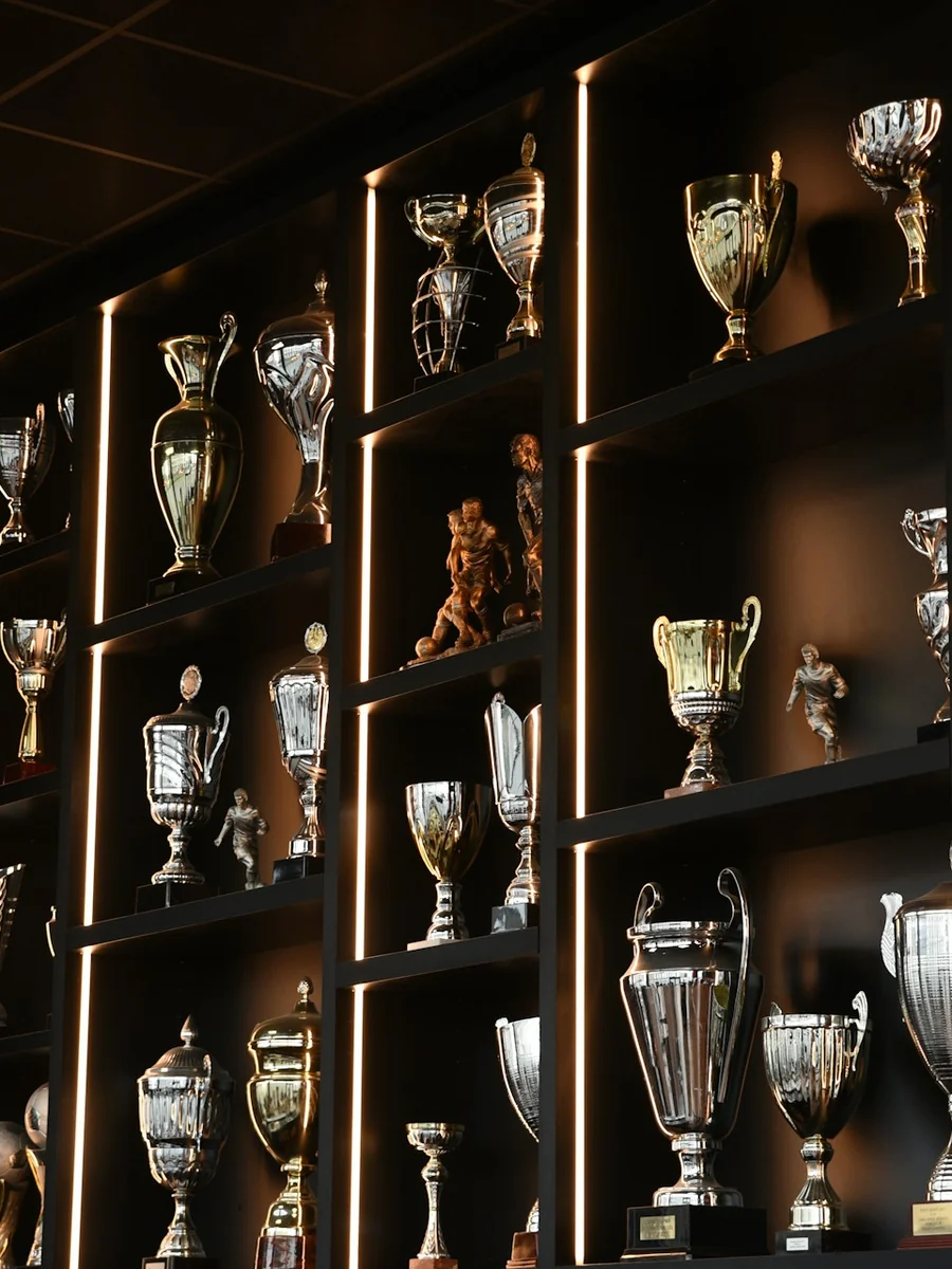 Trophäenwand der Sammlung — Kollektion Royal Legacy Motorsport Heritage