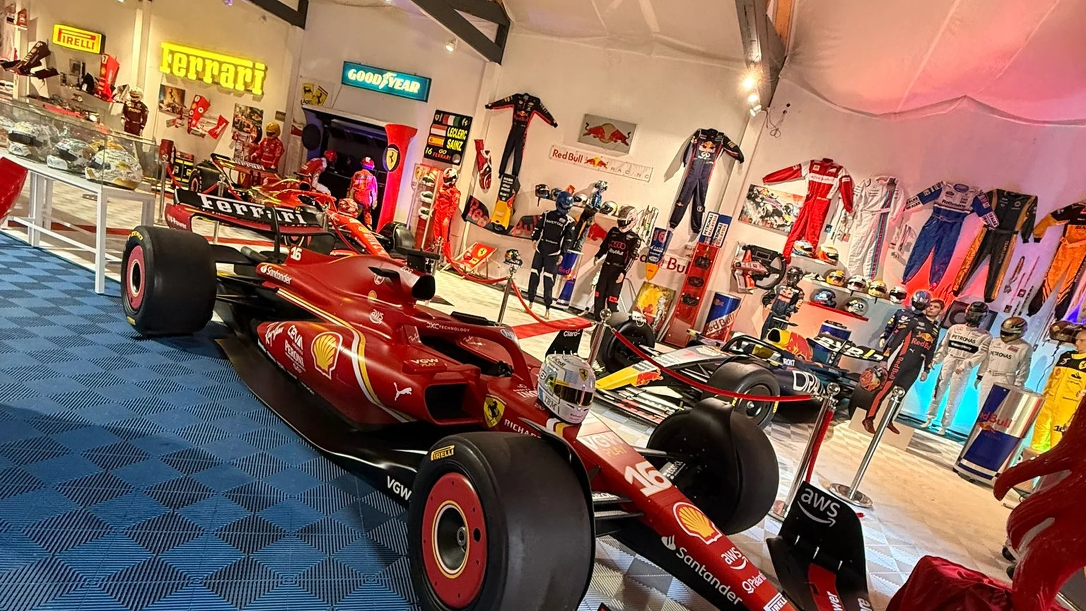 Historisches Formel-1-Fahrzeug als Ausstellungsexponat — Royal Legacy Motorsport Heritage